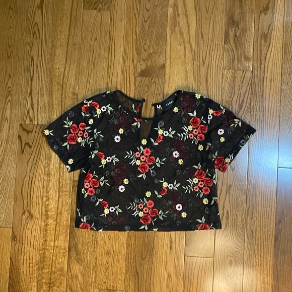 EMBROIDERED FLORAL LACE CROP BLOUSE - Picture 4 of 4